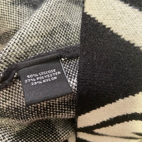 Super soft geometric hooded sweater - Picture 3 of 4